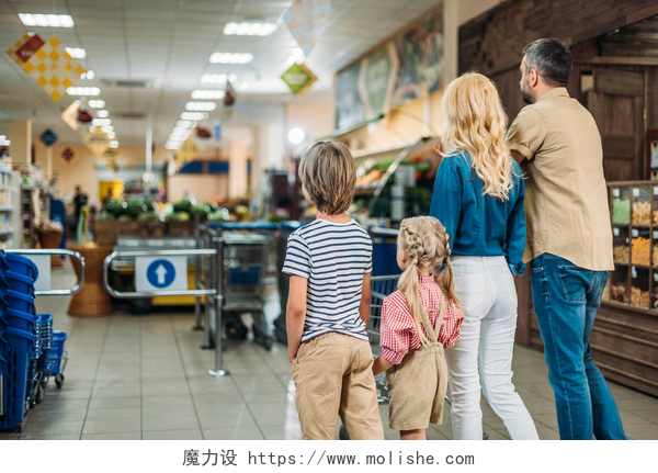 去商场购物的一家人背影在超市购物的家庭